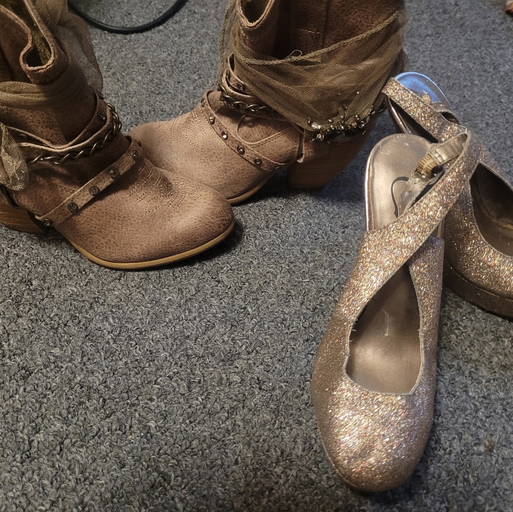 2 PAIRS SIZE 6 WOMANS/GIRLS SHOE LOT